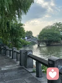 真正的強(qiáng)大不是對(duì)抗，而是允許發(fā)生。
允許人生有缺憾，允許世事無常，允許勇敢說再見，允許自己不完美，允許萬物流經(jīng)。
當(dāng)你允許這一切之后，你會(huì)逐漸變成一個(gè)柔軟放松舒展的人。擁抱當(dāng)下，成為更好的自己。配圖