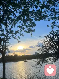 原生家庭最大的悲劇
父母在等子女感恩
子女在等父母道歉
愛恨交織所產(chǎn)生的一系列誤解，這就是一個(gè)家族的業(yè)力。配圖