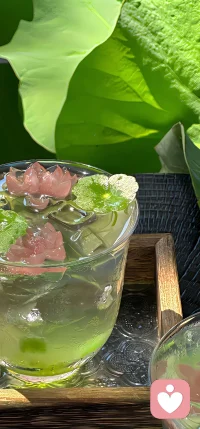 ??心理成長，從認(rèn)識自己的情緒開始

??情緒不是洪水猛獸，而是內(nèi)心的信使。第一步，給它們起名字——“我現(xiàn)在是焦慮，還是失落？”寫下來，顏色、形狀都畫出來，情緒瞬間有了輪廓。

??第二步，傾聽身體。胃緊？肩硬？它們是情緒的 GPS。閉上眼，做三次深呼吸，對緊繃處說：“我收到了。”

??第三步，追問需求。憤怒背后可能是“被尊重”；悲傷也許在說“請抱抱我”。把需求翻譯成可行動的小步驟：發(fā)一條“我需要聊聊”的消息，或點一杯讓自己甜一下的奶茶。

??最后，設(shè)立“情緒存檔日”。每周抽十分鐘，翻翻本周情緒筆記，像讀別人的故事，你會驚喜：原來我已經(jīng)走了這么遠(yuǎn)。

??認(rèn)識情緒，是與自己和解的溫柔開始。配圖