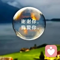 “以前總嫌排隊麻煩，現(xiàn)在覺得和你一起等奶茶的20分鐘，夠記半天。”
“他記得我不吃香菜，我記得他愛喝冰美式，原來默契是把對方的小事當回事。”
“不用刻意找話題的 silence 也很舒服，這大概就是‘在你身邊，我可以懶一點’。”配圖