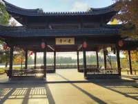 请你务必要一而再，再而三，三而不竭，千次万次，毫不犹豫的救自己于人间水火，只要你足够努力，足够强大，终会撕开命运的阴霾，触摸到属于自己的那束光