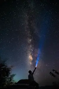 当空虚无聊时就读书，但一定要有自己的生活目标。时间会让痛的不再痛，放不下的终会放下。