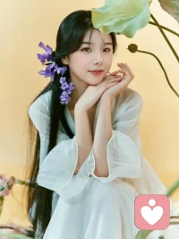 心理學(xué)很唯美
?最浪漫的地方.在于
?不管.我們遇到什么樣的人
?我們都不去.評判
?不去.以一成不變的眼光去看她/他
?我們站在此刻.面相未來
?我們相信.時間是流動的
?場韻.是流動的
?那么.人也是流動的
?沒有人.是一成不變的
不要推動河.它自會流動
?山高水長.有緣相識配圖