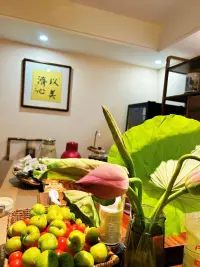 一場與荷有關(guān)的沉浸式沙龍，像一場溫柔的提醒：

先做自己，才能把“媽媽”“子女”“妻子”的角色，演得更從容。

就像荷花，那份“出淤泥而不染”的通透，原是要修“靜、凈、敬”三字：

靜下來，錨定自己；
凈下來，澄澈內(nèi)心；
敬起來，溫柔待萬物。

帶著這份通透，回到生活里去～ ??配圖