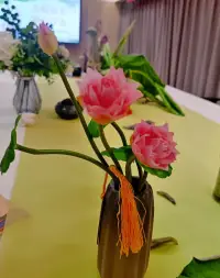 其實生活不必時時用力的，你可以允許自己暫時停下來，看看云怎么飄過屋頂，聽蟬鳴在樹蔭里打圈，或者只是發會兒呆，讓時間像小溪一樣慢慢淌過指縫。那些沒完成的事、解不開的結，等明天的晨光漫進窗欞時，或許就有了新的答案。

此刻，你只需要好好擁抱自己，就像擁抱這個溫柔的世界。配圖