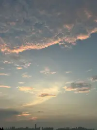 其实心理行业做这行久了发现
很多时候我们需要的不是‘立刻好起来’的魔法，而是‘允许自己暂时不好’的底气。
难过时不用逼自己强装没事
给情绪一点流动的时间——就像给打结的绳子松松劲，慢慢才好解开。