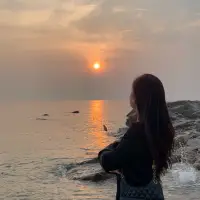 站在人群，我不顯眼，活在世上，我不玩心眼，我只求簡簡單單，你來，我敬你三分真誠，你演，我退到十步之外。
人生哪有那么多精力去算計，簡單點，我明牌，你隨意。