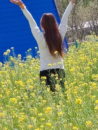 時間終會告訴你，任何東西都會過期。煙火再美，也只是一瞬間。情話在甜，也只是敷衍，回憶再美，也只是曾經。過去的人，過去的事，盡心就好，未來的人，未來的事，隨緣就好。人生從來沒有無緣無故的遇見，每一個出現在你生命的人，都帶著使命而來，不是帶你成長，就是帶給你教訓。前世不欠，今生不見，今生若見，必有虧欠。配圖