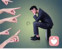指責是對他人行為的一種特意的否定，經常在指責下工作學習的人，會不自覺得自我否定，形成負面的情緒，不自信，不快樂，失去生活和工作的興趣。配圖