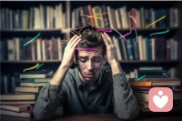 做一些无关的小事，比如站起来溜达5分钟，或者用5分钟时间整理一下桌面，这些微小的行动，可以帮助打破情绪困境。

我来介绍一个能快速缓解负面情绪的小技巧：蝴蝶拍。即双手交叉，抱在胸前，像蝴蝶扑打翅膀一样，左右交替拍打自己，也可以闭上眼睛，想一件让自己安心的事情。“拍打几分钟之后，我们的情绪会慢慢平静下来，能够使我们与积极的心境和情绪重新进行连接。