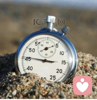 你以为时间可以治愈内心的痛苦，基本上不会的，是时间让我们渐渐忘了痛苦，或者是压抑自己不去想起痛苦的事情，我们需要用正确的方式正视自己的过去，疗愈它，勇敢的对伤害我们人是不。