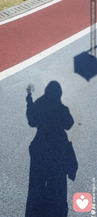 阳光下的影子，就像我们的人生，没有纯粹的事物，随着年龄的增长，我们都有了阴暗的一面，我们要摆脱非黑即白的简单思维，世界是多彩的，是多面的，人性是复杂的。人性的复杂多于它的黑暗，至暗时刻未必不是转变的开始。