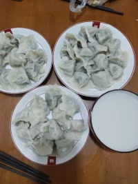 任何關(guān)系，你給我距離，我還你分寸，你給我珍惜，我必還你值得，這就是人與人之間最起碼的尊重。
——?楊絳配圖