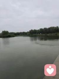 生活不可能像你想象得那么好，
但也不会像你想象得那么糟。
人的脆弱和坚强都超乎自己的想象。
有时，我可能脆弱得一句话就泪流满面；
有时，也发现自己咬着牙走了很长的路。