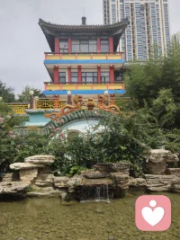 “勇敢就是，當你還未開始就已知道自己會輸，可你依然要去做，而且無論如何都要把它堅持到底，你很少能贏，但有時也會。”你永遠不可能真正的去了解一個人，除非你穿上她的鞋子去走她走過的路，站在她的角度思考問題。可當你走過她走過的路時，你連路過都覺得難過。有時候你所看到的，并非事情真相，你了解的不過是浮在水面上的冰山一角。”
——《殺死一只知更鳥》配圖