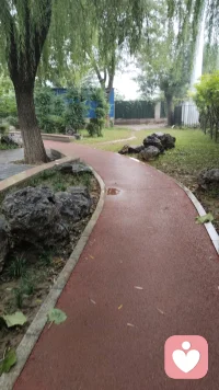 生活像流水一般，有时是那么平展，有时又是那么曲折。