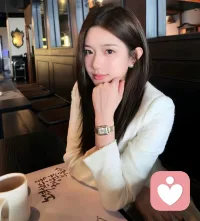 没人倾诉的日子，别一个人硬扛所有情绪
 
做心理咨询这么久，我见过太多表面正常，内里早已疲惫不堪的人。
 
你白天和所有人好好说话，
上班懂事、待人温和、情绪稳定，
可只有你自己知道：
深夜躺在床上的那一刻，才是真正的你。
 
压抑、委屈、焦虑、迷茫、空空落落，
心里堆了一大堆话，
翻遍通讯录，却找不到一个可以好好说的人。
 
怕打扰别人，怕别人不懂，
怕自己矫情，怕说了也没用。
于是慢慢养成了习惯：
所有情绪自己消化，所有心事自己憋着。
 
很多人误以为心理咨询，是“心理有病的人才需要”。
但我想说：真正需要咨询的，是一直在硬撑的普通人。
 
是那些
 
- 经常内耗、胡思乱想、容易焦虑
- 压力很大，却不敢喊累
- 敏感心软，总委屈自己成全别人
- 情绪低落、失眠烦躁、对生活提不起劲
- 迷茫纠结、人际关系内耗、心里堵得慌
 
的普通人。
 
情绪从来不是突然崩溃的，
都是一次次忍住、一次次自愈、一次次自我消化，
最后攒够了疲惫，悄悄垮掉。
 
你不用一直那么坚强。
不用每次都告诉自己“忍一忍就过去了”。
有些情绪，不说出来，不会消失，只会钻进心里，变成内耗、失眠、自卑、焦虑、自我否定。
 
我在这里，不评判、不指责、不说教。
我只是一个安静的倾听者，
接住你所有不敢对外人说的委屈、脆弱和心事。
 
你可以尽情倾诉你的压力、烦恼、难过、纠结，
不用假装乐观，不用故作坚强，
在这里，你可以只是你自己。
 
我会帮你：
✅ 梳理乱糟糟的情绪，停止反复内耗
✅ 解开心里的执念与心结，缓解焦虑失眠
✅ 看清自我内耗的根源，摆脱情绪内耗循环
✅ 疏导压抑已久的心情，找回松弛的状态
 
成年人的世界，孤独是常态，但自愈不必单打独斗。
 
别让情绪困住你，别让心事熬着你。
你值得被倾听，值得被温柔对待。
 
如果你心里堵得慌、很累、很迷茫，
随时来找我聊聊。
我一直都在。✨配图