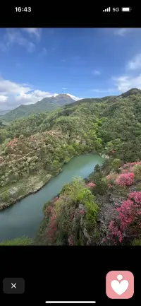 格局大的人，是明知被誤解卻堅(jiān)守初心，是讓時(shí)間慢慢呈現(xiàn)真相。
有句話這樣說(shuō)：“懂你的人不需要解釋，不懂你的人不值得解釋。”
渴望理解是傾訴者的心愿，可到頭來(lái)我們才發(fā)現(xiàn)，被誤解才是言說(shuō)者的宿命。
被人誤解時(shí)不爭(zhēng)不怒，不是軟弱，而是一種擔(dān)當(dāng)與氣度。
有這種氣度之人，即使天塌下來(lái)也能做到不驚不慌，萬(wàn)千非議加身仍能承載冷槍暗棒。