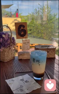 我們應該溫柔而充滿敬意地對待自己的不安、痛苦、憤怒與激情，不抵制它，和它共處、與它和解。”
情緒本就是流動的溪水，是執念將它砌成困住自己的墻。
做情緒的旁觀者，才能讓我們始終保持清醒和理性，不因物喜，不因己悲。配圖