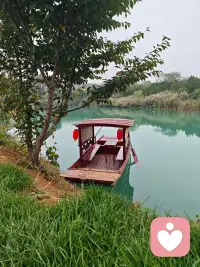 真正的好朋友是一生的風(fēng)景，不在身邊，卻在心里，各自隨意，彼此在意，忙而不忘是友誼，不離不棄是真，即使歲月流轉(zhuǎn)距離遙遠(yuǎn)，那份深厚的情誼始終如一
不經(jīng)一事，不長一智；不歷一人，不懂真心。余生，事情要說給懂得的人，真心要付給值得的人配圖