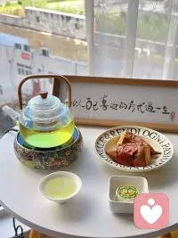情绪就像天空的云朵，会来也会走，接纳它们的存在，理解它们心意，慢慢会发现，你会带着情绪，把生活过得温暖而有力量。