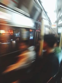 成為你自己，比任何都重要
這個世界有太多聲音在告訴我們，什么才是“好”的人生，什么才是“成功”的樣子。我們被灌輸各種標準，仿佛只有符合這些定義，才算活得有意義。但真正重要的，是你自己如何看待自己
不必為了遷就別人而犧牲自己
我們總是容易為了迎合他人而壓抑自己的感受，害怕自己太“特殊”、太“不同”，于是選擇妥協，選擇成為別人期待的樣子。然而，當你不斷迎合別人，你就會在無形中失去自己。
心理學家阿德勒提出“課題分離”理論，他說：“別人的評價是別人的課題，你無需為此承擔責任。”換句話說，你不是為了滿足別人的期待而活，你只需要對自己的人生負責。 你不能讓外界的眼光決定你是誰，也不能讓別人的聲音替你做決定。
不必被世俗定義，允許自己成為自己
有時候，我們會覺得自己不夠好，懷疑自己做出的選擇是否正確。這些焦慮，很多時候源于社會的刻板標準——好像某個年齡就該做某些事，某種生活方式才是正確的。但事實是，人生沒有標準答案，每個人都可以書寫自己的劇本
這個世界上最寶貴的事情，不是成為“優秀的人”，而是成為“獨一無二的自己”。 你可以選擇一條人跡罕至的道路，你可以決定自己想成為的樣子，而不是被世俗定義
敢于忠于自己，才是真正的自由
自由，不是隨心所欲，而是清楚地知道自己想要什么，并且敢于為之努力。真正的自由，是不被他人的期待束縛，不被社會的規則定義，而是遵循內心的召喚，走自己想走的路。
很多人害怕做自己，因為別人會怎么看我？他們會不會覺得我很奇怪？但請記住，世界上本來就沒有一個所有人都會認同的標準，而你唯一需要忠誠的，是你自己。 喬布斯曾說：“你的時間有限，所以不要浪費它活在別人的人生里。”
做自己，永遠不必感到抱歉
我們總是容易因為“不符合期待”而感到愧疚，好像自己選擇了一條不同的路，就需要向所有人解釋。但人生是你自己的，你可以選擇怎樣度過，而不需要向任何人道歉。你喜歡的方式，就是最好的方式；你想走的路，就是正確的路
不要再因為迎合世界，而忽略自己的聲音。你的存在本身就已經足夠珍貴，而你真正的價值，不在于被多少人認可，而在于你是否忠于自己
不必為了遷就別人而犧牲自己，不必被世俗定義，不必迎合外界的標準，也不必為做自己而感到抱歉。你只需要堅定地走自己的路，活出屬于自己的精彩人生
愿你在人生的曠野中，忠于內心，勇敢前行，活成自己喜歡的樣子配圖