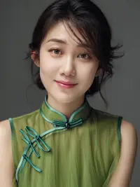 与妈妈的链接让我还了魂
        妈妈过世四年多了，我就像丢了魂的野狗，再无家可归，都说“父母在，人生尚有来处；父母去，人生只剩归途”。在失去母亲的日子里，老天好像也特意与我作对，人生中的一切不如意都朝我倾泻而来：孩子厌学，事业倒闭，负债，还有那该死的情劫……我再也没有了内心的支持，夜里时常哭醒，哭着哭着我就想起了妈妈，多希望能再次抓住她那温暖的双手……我在恍恍惚惚中似乎听见妈妈在我耳旁说：“春艳，困难都是暂时的，没有过不去的坎。”我睁眼看见妈妈正坐在床上，跟往常一样笑呵呵地对我说话。妈妈还活着呀，这感觉真实到让我的心一下踏实下来。一翻身，我醒了，原来还是一个梦。
       尽管还是梦，但那真切的场景，让我久久回味，就这样我时常都会和妈妈链接，妈妈的鼓励和爱让我慢慢地找到了魂。