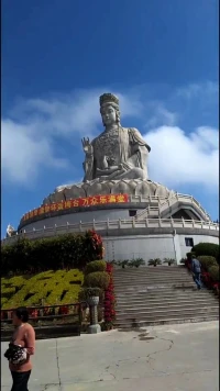 你知道吗，每个人都有自己的心理防线，就像城堡的城墙一样。当别人试图突破时，我们会本能地抗拒。比如有人突然对你很凶，你是不是会立刻警惕起来呀？”