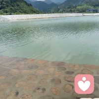 即使不是大海，我也是那汪山泉，轻吟着小调，在山间小路上跳跃。哭也好，笑也罢，听些许故事，读百味人生。配图