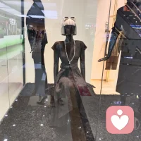 每个人都有自己的难，也许你心中的大风大浪，在别人眼中只是矫情。我们只有在沉默中，面对自己的风风雨雨。有些人习惯去扛，有些人去诉说，有些人寻求帮助。其实，我们真的没有那么坚强，没有铜墙铁壁，我们依然有血，有泪，有不堪一击的脆弱。