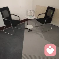 当你被负面情绪冻结，是因离你近的人曾给的创伤。那创伤封闭在你心灵的某个角落。你现在以成人的状态与视角，面对曾受伤的你，看着那个心中的小孩说：“你好，请你喝杯茶。”那个心中的小孩会微笑化解创伤。配图