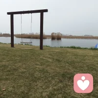 女儿：“我有时那么糟糕，为什么您还是那么接纳我？”
妈妈：“不为什么，只因你是我的孩子。错误要改呦！”配图