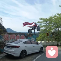 感情像沙漏，抓得越紧，流失得越快。当马跑了，再也追不上了。你或许遗憾，或许惋惜。那么，不妨在原地种花种草。或者有一天那匹马还会回来，或者也有其他的好马会来。终将有一天，你会发现，最爱你的那位，一直都在。你梦中出现的，不是真实的那个人，而是你心中一个完美的投射，是无限，无暇呲的那位。他，始终都在！配图