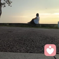 人的攻击性分三种形式：  
      没有一个人可以真正完全的感同身受，你自己的大风大浪只能自己承担。人都有攻击性，有的向外，有的向内，有的向中间。向外的可能是愤怒，所以可以表达愤怒，而不是愤怒的表达。向内攻击的是抑郁，形成自我攻击，不想伤害别人，自己咽下所有委屈，独自伤心。向中间攻击常常表现为摔手机，摔碗……愤怒的情绪可以先看见，然后接纳自己的这份情绪，或者让这份情绪流动，通过身体流入地里。或者关机门来大喊一声，或者骂几句，或者写下来，或者去唱歌，找信得过的人傾诉。女人往往比男人寿命更长，因为女人爱表达，表哭。
      攻击性人人都有，不伤人是修养，不伤己是智慧，不伤钱也是一种豁达。愿更多的人拥有智慧表达愤怒的方式，或者善用情绪，也是高手。配图