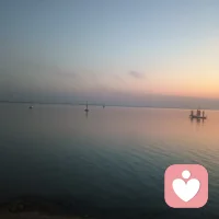 推开潜意识的大门，想像你在海边，把你要解决的主题想像成一把利剑。连接 身体的某个器官，抛开外界的拦阻，感受身心最深处的美好。开通这个管道，最后，回到那片大海，身体接受这份医治。配图