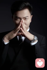 心里的委屈，攒了很久吧？那个总是照顾别人情绪的你，也该听听自己的声音了。我在这里，不带评判，只听你说。卸下铠甲，做一会儿真实的自己。