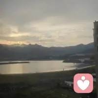 做一棵完整的小草也很好
?做一條蜿蜒流淌不息的小溪滋養一方也很好
?
?以前總盯著高高在上的目標 跳著夠得很辛苦挫敗也會自我懷疑 

忽略了眼前失去了當下
?
?當回歸當下最平實的事情 在每一件小事上去努力 體驗了更多成功的喜悅 很落地很踏實

深深地扎根
?
?目標，不是用來追逐的，做平實之事，享受每個當下 自然呈現顯化的結果

世界和我愛著你
?
?早安

?[愛心]配圖