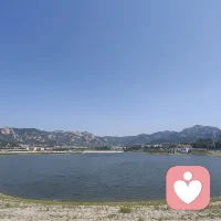 有独立的“我”，
才会有独立的“你”。

此刻好幸福！

迎着风坐在岸边，
前面是湛蓝的水，
稳固连绵的环山。

我张开双臂，
任由风，
吹散我的长发，
任由我的衣衫随风飘逸。

左上方是鸟儿啼叫，
右上方是暖日高照。

此时，
意象升起：
我与大地逐渐融为一体。

“我”，
是我的容器。

“我”，
也是你暂时的容器，
容纳你的喜怒哀乐，
容纳你的一切。

“我”，
是一个通道，
借由我找到“你”自己。配图