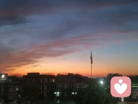 沒有房子的時候執念是房子，沒有車子的時候執念是車子，沒有金鐲子的時候，執念變成了金鐲子。后來都有了，又怕堵車，金鐲子帶著礙事也就不帶了，束之高閣，你說什么是喜歡？
喜歡就是瞬息萬變，人的一生都在瞬息萬變中，祛魅，過得不好是常態，因為人很貪心的，過的再好，你還不是覺得自己過的不好，你不困在這里，就會困在那里。有的人困在疾病中，有的人困在貧困中，有的人困在繁忙的工作中，有的人卻困在空虛中，每個人都會有他的痛苦和難以擺脫的困境，沒有永遠無憂無慮的人，但有片刻的自由自在生活永遠都在一邊拋棄一邊繼續。餓了饅頭就是岸，渴了，水就是岸，生病了康復就是岸，放下了，處處都是岸。有些事就像斗地主一樣，要不起，咱就過學會安之若素。還是喜歡那句話，幸福不屬于有錢人，也不屬于窮人，它屬于懂得知足的人，當知足凌駕于幸福之上，一切也會迎刃而解。祝我們快樂，健康，善良，活著足夠幸福配圖