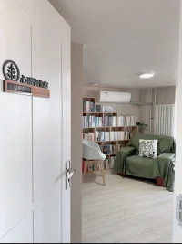 ?聆心聽語?
   ?心理咨詢?? 不止于療愈，更是與自我的哲學對話?
    當生活的褶皺里藏著解不開的結，當深夜的輾轉反側帶著說不出的重，你是否渴望一個出口？
    這里不是簡單的情緒垃圾桶，而是一面照見內心的鏡子心理咨詢師會陪你拆解情緒背后的實相，梳理關系的脈絡，在每一次對話里，讓那些模糊的感受變得清晰…原來疲憊背后是未被看見的需求，憤怒之下是藏了很久的期待。  但我們想走得更遠?你有沒有問自己:“我痛，是真實的困境，還是思維的陷阱？”抑或“那些反復出現的模式，藏著怎樣的生命腳本？
    在這兒，療愈只是起點；我們更想和你一起探索?如何與不完美的自己和解？如何在無常中找到錨點？如何讓每一次情緒的波動，都成為理解人性的契機？...這不是一場快餐式的救贖，而是一場關于存在的慢思考…你不必急著好起來，只需慢慢看見：原來每顆心靈的褶皺里，都藏著獨一無二的哲學答案 ? ?配圖
