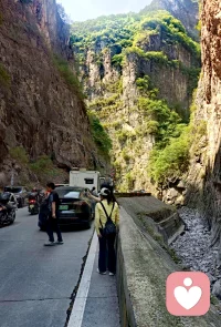 本想仗剑天涯，快意恩仇，却在这烟火人间，被现实磨平了棱角。那些壮志豪情，终究化作了一声长叹，飘散在风中，可即便如此，我仍要洒脱地走下去，哪怕前路满是荒凉。
    我曾以为，世界会为我本想仗剑天涯，快意恩仇，却在这烟火人间，被现实磨平了棱角。那些壮志豪情，终究化作了一声长叹，飘散在风中，可即便如此，我仍要洒脱地走下去，哪怕前路满是荒凉。
    我曾以为，世界会为我让路，可一路走来，荆棘丛生，满目疮痍。原来，所有的潇洒，不过是在沧桑之后，对自己的一种宽慰。即便如此，我也不会回头，带着这一身的伤，继续奔赴下一场未知。
    岁月如刀，削去了我的锋芒，留下了满心的沧桑。曾经的梦想，像泡沫般破碎，散落在时光的洪流里。可我还是我，在这荒凉的世界里，以孤独为酒，以洒脱为歌 ，独自前行。时光的洪流里。可我还是我，在这荒凉的世界里，以孤独为酒，以洒脱为歌 ，独自前行。