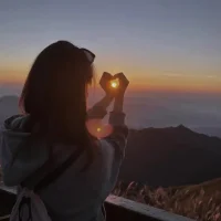 允許自己偷懶，
允許自己消沉，
允許自己大哭，
沉到谷底，
痛快釋放，
然后慢慢療傷，
對自己縫縫補補，
一點一點，
直到滿血復活！配圖