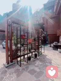 跳出沟通认知误区，重构和谐家庭关系

家庭中绝大多数矛盾，并非源于不爱，而是深陷沟通认知误区，让善意变成伤害，让亲近变成疏离。想要维系健康家庭关系，首先要打破这些错误沟通认知。

误区一：沟通就是说服对方。很多家人沟通时抱着“争对错、赢辩论”的心态，强行把自己的想法强加给对方，忽视对方的情绪与需求。真正的家庭沟通，是双向交流而非单向说服，目的是达成理解，而非分出胜负。

误区二：不说=没事，隐忍=和睦。家人间习惯压抑负面情绪，用沉默回避矛盾，误以为不争吵就是和睦。实则情绪积压会埋下隐患，小矛盾逐渐演变成大隔阂，适时坦诚表达感受，才是化解冲突的前提。

误区三：为你好=正确沟通。以“我都是为你好”为借口，进行指责、控制、说教，是家庭沟通的常见雷区。这份打着爱的名义的沟通，只会让对方感受到压迫，失去沟通的平等与尊重。

误区四：情绪发泄=沟通表达。把工作生活的负面情绪随意宣泄给家人，将家人当作情绪垃圾桶，混淆了“表达情绪”与“情绪发泄”，只会伤害最亲近的人。

跳出这些误区，家庭沟通要做到：放下评判，学会倾听；表达感受，而非指责；尊重差异，换位思考；平等交流，守住边界。唯有摒弃错误沟通认知，用理解与尊重对话，才能让家庭充满温暖与包容。配图