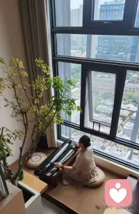 人会突然低落、突然疲惫，不是不够坚强，是心里的情绪早已超负荷。配图