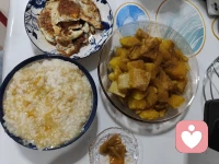 很多時(shí)候，
看多了網(wǎng)上的大千世界，
聽(tīng)多了別人成功的例子，
很容易就忘記了生活真實(shí)的模樣。
幸福，其實(shí)很簡(jiǎn)單，
只有九個(gè)字:
有家回，有人等，有飯吃!

愿我們都能在煙火日常里，把向往的生活過(guò)成觸手可及的溫暖~
??你心中的理想生活狀態(tài)，是怎樣的呢？留言分享一下吧~??