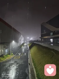 医生：你抽烟吗？
男：抽。

医生：每天多少包？
男：三包。

医生：每包多少钱？
男：20块钱。

医生：你抽烟多久了？
男：30年。

医生：所以这些年来每年你抽烟就花了21900。
男：正确。

医生：1年21900，不考虑通货的话，过去的30年里你抽烟总共花了657000对吗？
男：嗯。

医生：你知道吗？如果你没有抽烟，把这些钱放在一个高利息的储蓄账户里，按复合利率来算。你现在能买一辆法拉利了。

男：你抽烟吗？
医生：不。
男：那你的法拉利呢？？

医生：楼下停车场停着呢，咋了？

男：没事，我就问问……配图