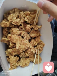 老公：孩子放学了，需要去接吗？ 
老婆：不用接，直接让人领走，咱俩再生一个呗！ 
 
老公：洗衣机里衣服洗好了，要不要晾啊？ 
老婆：不用，就捂在那儿呗～等长蘑菇了，咱们炒菜吃！ 
 
老公：老婆我袜子呢？ 
老婆：在电饭锅里…… 
老公：你不放衣柜，放锅里干啥？ 
老婆：对啊，袜子不在衣柜难道在锅里？自己去找啊 
 
到底是老公太木讷， 
还是老婆太毒舌？ 
懂的都懂，你家那位是这样吗？ 
留言唠唠嗑～配图