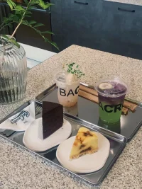 我生怕自己并非美玉，故而不敢加以刻苦琢磨。卻又半信自己是塊美玉，故又不肯庸庸碌碌，與瓦礫為伍。于是我漸漸的脫離凡塵，疏遠世人，結(jié)果便是一任憤怒與羞恨，日益助長內(nèi)心那怯弱的自尊心。其實我哪有什么遠大的志向，無非是害怕自己才華不足之卑劣的恐懼，和不肯刻苦用功的無恥之怠惰而已配圖