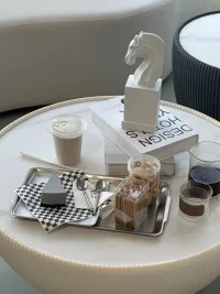吊橋效應在戀愛約會中是一種巧妙的心理策略，核心是利用“生理喚醒的錯誤歸因”來拉近彼此距離。以下是它在約會中的具體應用和注意事項：
 
一、什么是吊橋效應？
 
當人處于緊張、刺激或危險的情境中（如走吊橋、坐過山車），身體會產生心跳加速、呼吸急促等生理反應。此時若身邊有異性，人容易將這種生理喚醒錯誤歸因為“對對方心動”，從而放大好感。
 
二、在戀愛約會中的應用場景
 
1.?選擇帶輕度刺激的活動
- 一起玩密室逃脫（恐怖主題更佳）、過山車、鬼屋等，通過共同面對小挑戰引發生理喚醒。
- 戶外徒步（略帶坡度的路線）、騎行，運動帶來的心跳加速可被解讀為好感。
- 觀看懸疑/驚悚電影，劇情緊張時的情緒波動能增強彼此的情感聯結。
2.?創造“共同克服小困難”的機會
- 一起嘗試新手級別的手工制作、烘焙（過程中可能遇到小挫折），合作完成后會提升彼此的好感度。
- 雨天共撐一把傘、一起解決臨時小問題（如找路、處理小意外），緊張后的放松會讓人更依賴對方。
3.?利用情境促進肢體接觸
- 在需要“互相幫助”的場景中（如走濕滑的路、過障礙物），自然的攙扶、拉手臂等肢體接觸，會因情境合理性減少尷尬，增強親密感。
 
三、注意事項
 
1.?把握刺激程度：避免過度危險或讓對方不適的活動（如恐高者去蹦極），輕度刺激即可，核心是“安全范圍內的情緒波動”。
2.?結合日常相處：吊橋效應是短期加分項，長期好感仍需依賴真誠的溝通和三觀契合，不可過度依賴技巧。
3.?觀察對方反應：若對方明確表現出緊張或不適，及時調整活動，避免讓對方產生負面聯想。
 
總之，吊橋效應的本質是“借助情境放大情感信號”，關鍵在于通過共同體驗創造積極的情緒記憶，讓對方在潛意識中將愉悅、心跳的感覺與你關聯起來～配圖