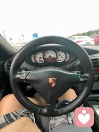 說一個普通人談戀愛的天花板行為，那就是成為對方的一束光，這什么意思？你讓一個不相信愛情的人相信愛情，你讓一個不自信的人自信，你讓一個原生家庭缺乏愛的人充滿愛，這些行為都會讓你成為這個人的一束光。做什么樣的行為成為這樣的一束光呢？給大家兩個思路，一是提供稀缺性給對方。一個生活越是緊張，每天在那種很壓抑環境下長大的小孩兒，他就會喜歡那種活潑、輕松、自由自在的人，那種幽默。可愛在他生活中突然出現的，就能成為他的一束光，二一個就是讓對方去做自己，因為人都是不喜歡被約束的，這是為什么談戀愛在后期的時候，你管束的越多，對方感受不到自由而離你越遠。其實一開始你們相處前的那個最高點，雙方都是在做自己的，而我有人的個人意志被絕對尊重的時候，或是它高度自由的狀態，對她產生了愛意，會轉嫁在你的身上，會認為，哦，我是因為跟你呆在一起，我。這么作自己，我才這么放松，這么的幸福和快樂。所以你想談一段長久的戀愛，或者說讓對方非常的愛你，那你不妨大膽的讓對方去做自己，你可以告訴他，小寶，我是愛你的，你是自由的，你可以永永遠遠的做你自己，希望大家都能收獲像光一樣美的人。配圖
